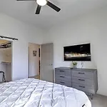 Private Rooftop Terrance-Walk Score 81-Shopping District-King Bed-Parking 4020